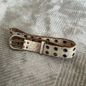 Tornado Mart Bälte - Extremt snygg och sällsynt distressed Tornado Mart bälte. Detta är mestadels en priskoll då jag inte ens är helt säker på att jag ska sälja det,  därav det höga priset.  Hör av er vid ytterligare frågor!