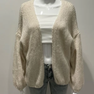 Cardigan från Missay - Jättefin ljusbeige cardigan från Missay! Jätteskönt material💓 ej använt. Nypris är 279kr