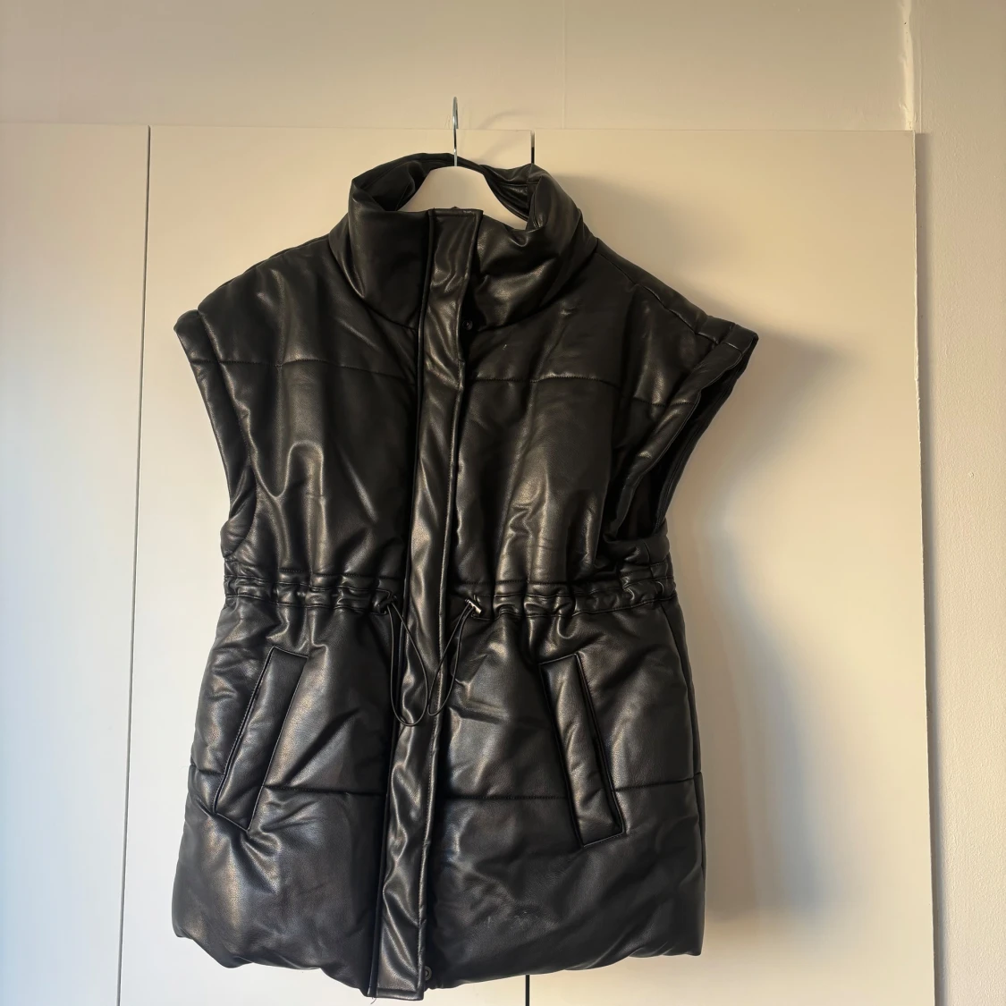 Svart dunväst från LXA