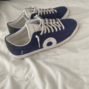 Oliver Cabell Low 1 Yale !!BYTE!! - Jag undrar om nån vill byta mot mina riktigt snygga Oliver Cabells, jag kan ta Valentino rockrunners, Lanvins, Mason Margiela eller nåt annat kom med förslag!. De är storlek 43 och väldigt sköna. Du får med en box från Oliver cabell och ett papper med order bekräftelse som visas på bild. Skriv för minsta lilla fråga👍
