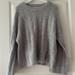 Stickad tröja - Stickad tröja från Gina tricot! Super fin, använd enstaka gång. Säljer då jag inte får någon användning av den. 