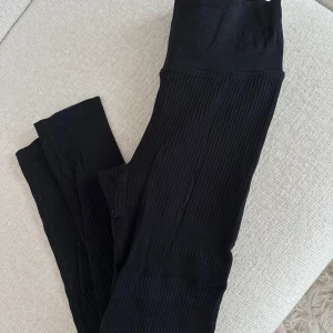 Träningsbyxor  - Refflade träningsbyxor från Stronger i storlek S, inga skador eller likande men i använt skick.