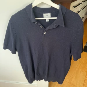 H&M polo - Säljer en fin H&M polo som är använd några gånger, inga defekter och skönt material🙌