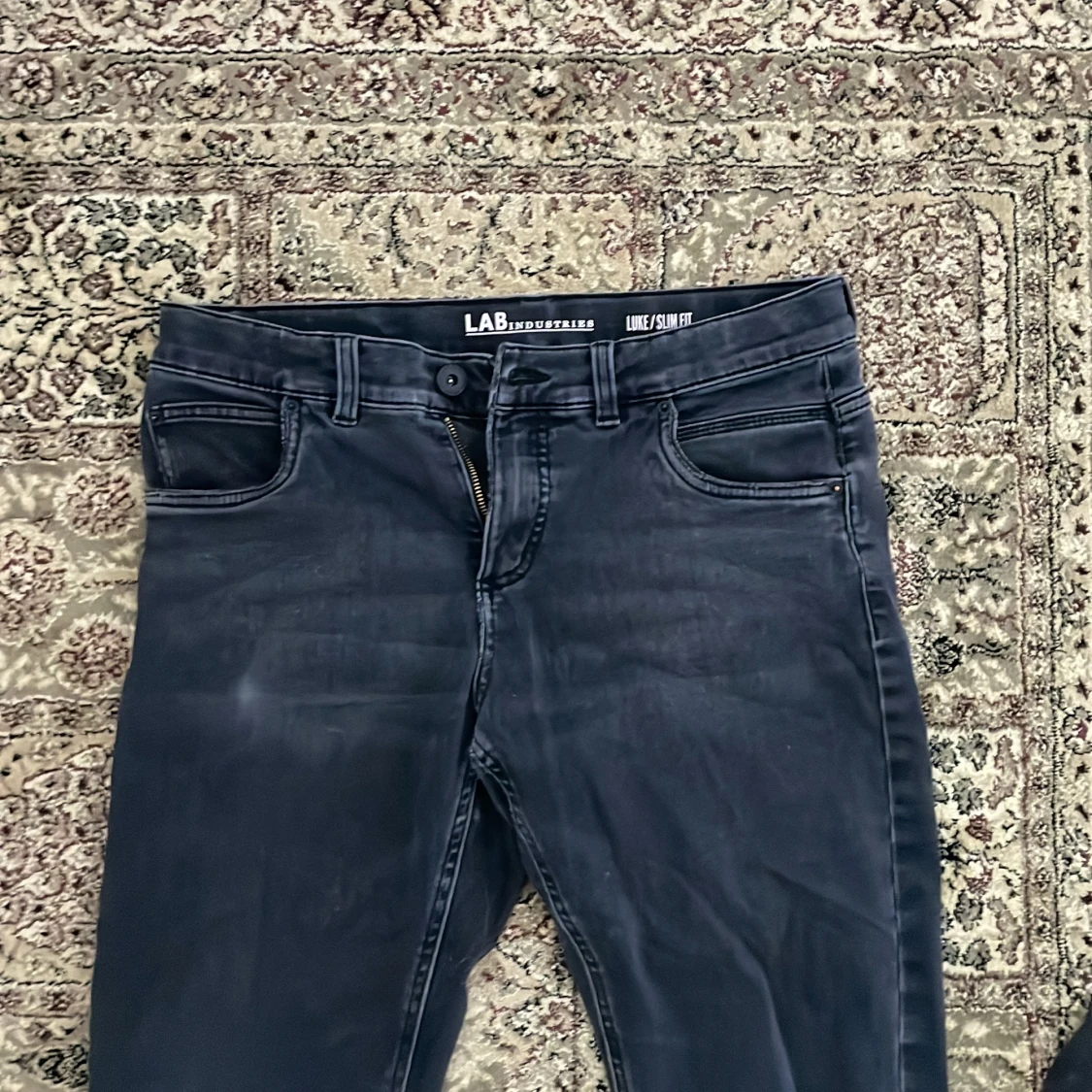 Mörkblå slim fit jeans från LAB - 1