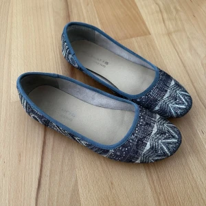 Mönstrade ballerinaskor från Tamaris - Säljer ett par ballerinaskor från Tamaris i storlek 38. Hör av er vid frågor 🫶🏼🫶🏼