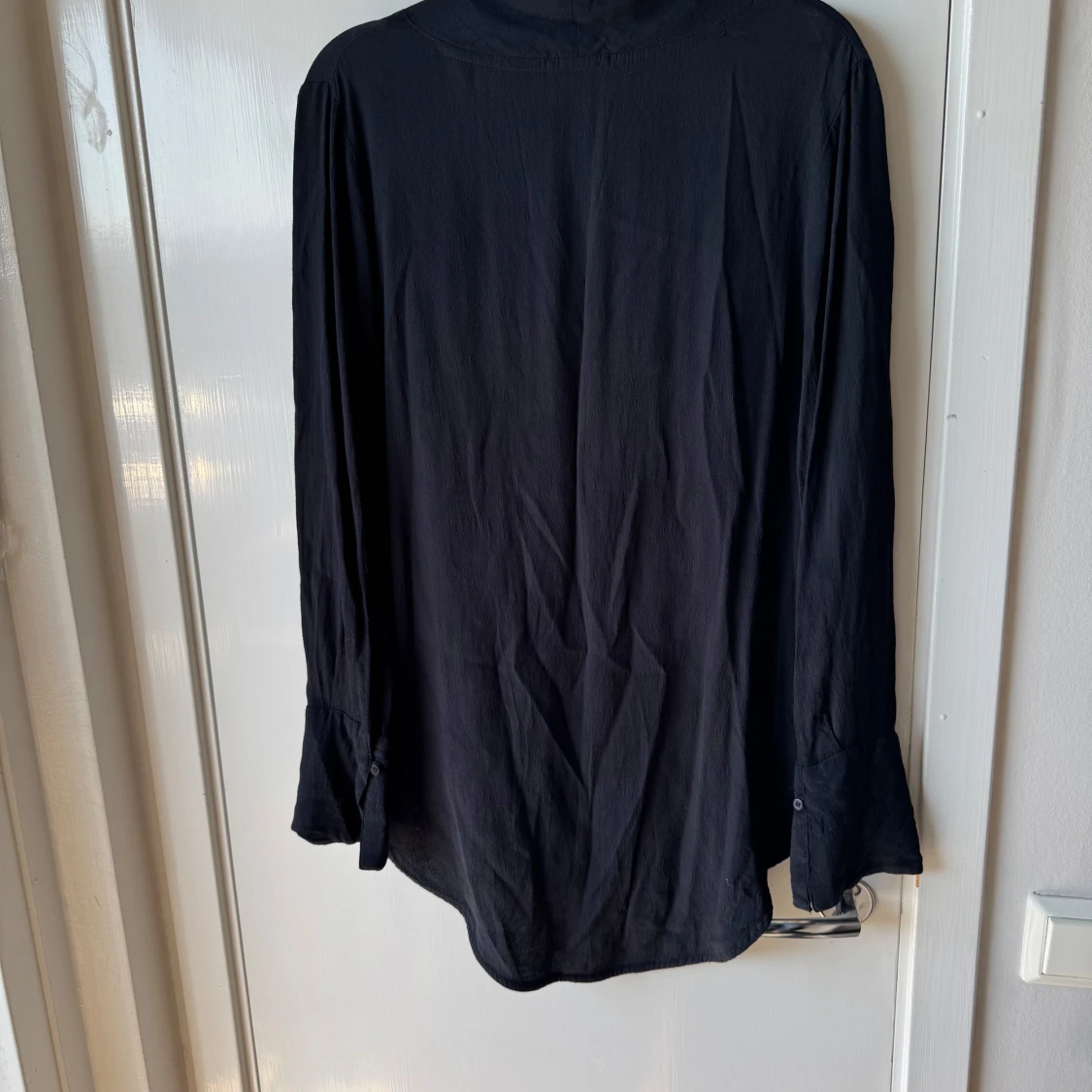 Svart v-ringad skjorta från Å - 1