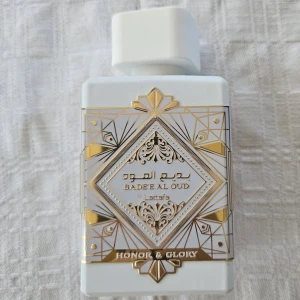 Lattafa Bade'e Al Oud Honor & Glory - Tja, säljer eller byter denna parfymen så kom med bytesförslag! Den är i princip full (100ml)! Skriv om ni har nån fråga! Har också lattafa bade'e sublime om ni vill ha båda i ett rabatterat paket!
