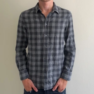 Filippa K skjorta - Flanellskjorta från Filippa K. Nyskick, inga skavanker. Storlek XS, modellen på bilden är 176cm. Perfekt höstskjorta! Nypris 1499kr, köp för endast 399kr.