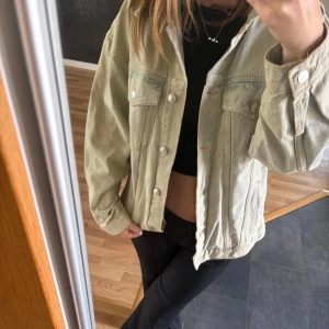 jeansjacka - Säljer en lite oversized jeansjacka med klassiska silvriga knappar och två bröstfickor. I fint skick. Grön blå i färg