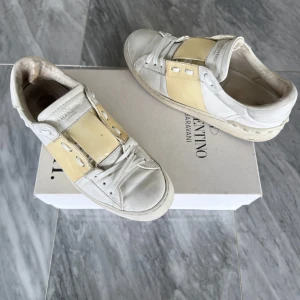 Valentino Open skor  - Valentino Open - Skick: Använda, gått upp i lite hälen och på sidan - Tillbehör: Valentino kort - Nypris: 6000kr - TrendWardrobe