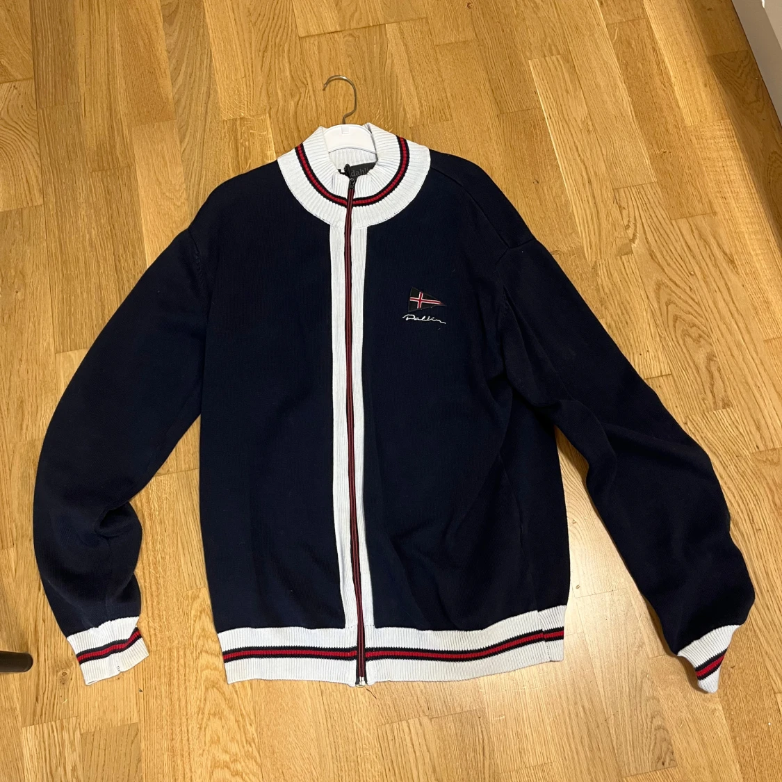 Mörkblå kofta från Dahlin.