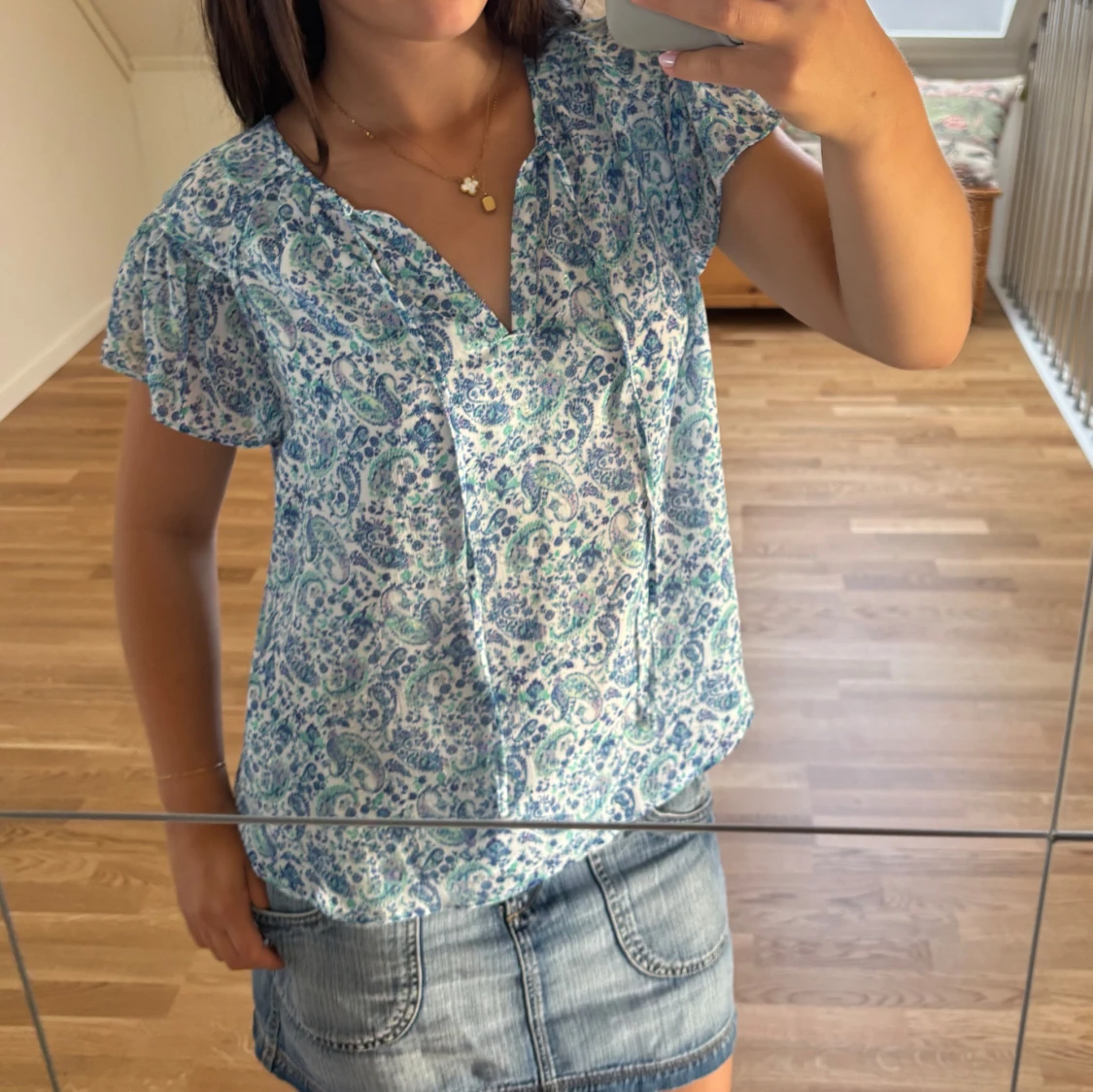 Blommig blåvit blus med volangärm - 1