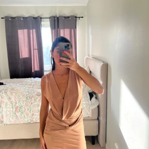 Beige urringad  kortklänning  - Säljer en snygg beige kortklänning