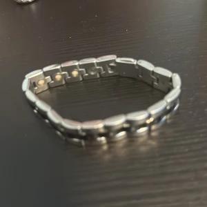 Stilrent silverfärgat länkarmband - Snyggt länkarmband i silverfärg med rektangulära länkar som ger en modern och clean look. Perfekt för dig som gillar minimalistisk stil och vill ha ett smycke som sticker ut utan att ta över. Passar både tjejer och killar som vill addera lite edge till outfiten.