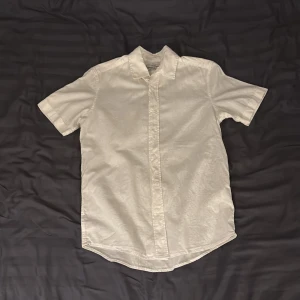 Linne skjorta  - Säljer en kortärmad vit linne skjorta från Cubus i storlek S. Köpte den för att ha på en skolavslutning och sedan dess har den inte blivit använd då jag växt ur den. Butikspris är 349kr 