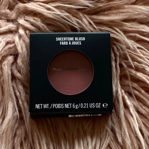 MAC Sheertone Blush i Blushbaby - MAC Sheertone Blush i den bästsäljande färgen Blushbaby, en puderrouge med mjuk rosa-brun ton.  Perfekt för att ge kinderna en naturlig och fräsch färg. Innehåller 6g och är tillverkad i Italien.                         Endast testad en gång. Nypris ~ 365kr 