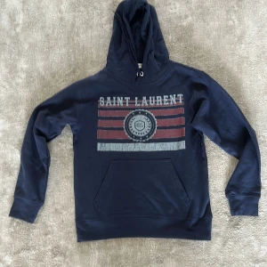Saint laurent hoodie  - As fet sällsynt saint Laurent hoodie i storlek M men passar S, inga defekter skriv om du har några frågor 