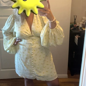 Gul Adoore klänning - Jättefint klänning från Adoore, Florence klänning. Storlek 48, aldrig använd. Endast testad..