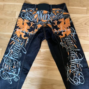 Wax Actionwear jeans med tryck - Unika mörkblå jeans från Wax Actionwear. Fint skick! Säljer då de är för stora för mig :)