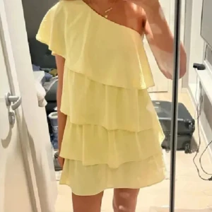Gul volangklänning zara  - Trendig gul klänning från Zara