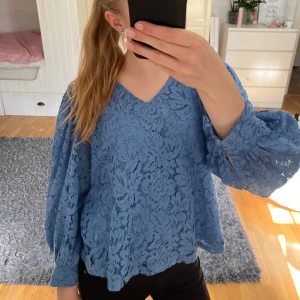 Blå spetsblus - Superfin blå blus i spets. Endast använd 2-3 ggr. Pris kan diskuteras! 🫶🏼(nypris cirka 300kr)