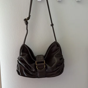 Axel väska  - Axel väska från Zara, aldrig använd ❤️