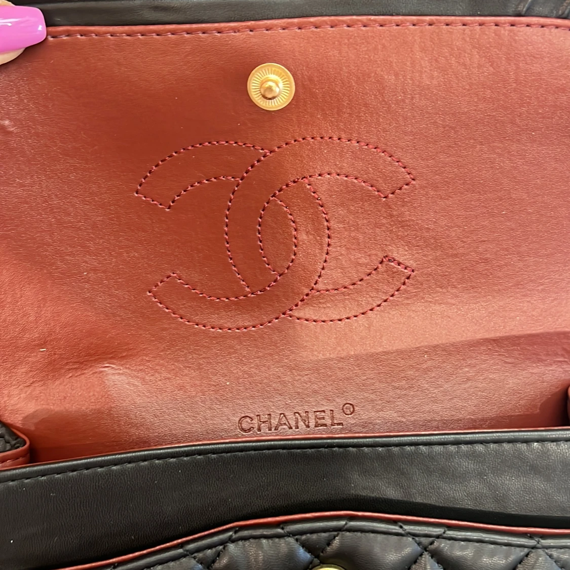 Svart axelväska med gulddetaljer - 4