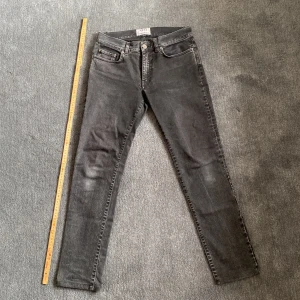 Grå/svarta jeans från Acne studios  - Grå/svarta Acne studios jeans i storleken W29 L32. Dem är i ett bra skick och det finns inga hål eller fläckar på dem. Skick 7/10. Jag hade rekommenderat att var runt 170CM för bra passform. Hör av dig vid mera frågor eller funderingar.