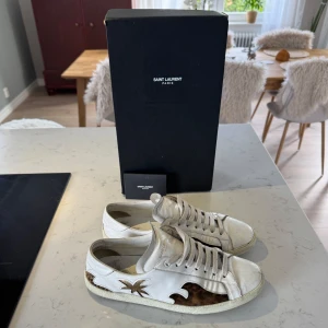 Unika Saint Laurent Sneakers - Säljer dessa unika feta sneakers från Saint Laurent i storlek 42-43. Finns en liten defekt på sulan som ej syns vid användning och inte är något märkvärdigt. Låda samt kuvert medföljer! Skriv för mer info🙌🏼