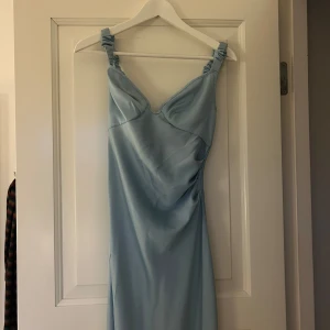 Adoore slutsåld - Säljer min otroliga blå klänning från adoore i storlek 32