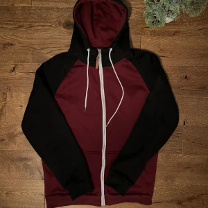 Men’s zip hoodie  - 🏷️ Brand: IDK 📐 Size: M 🎨 Color: Black, Red 🧵 Material: Cotton, Polyester Blend 👕 Fit: Regular 📏 Length: Regular ⭐ Condition: Like new ⚠️ Defects: None
