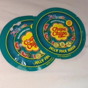 Chupa Chups Jelly Face Mask Watermelon - Chupa Chups Jelly Face Mask med vattenmelon från 7th Heaven. Ansiktsmasken är vegansk och passar alla hudtyper. Förpackningen är rund och färgglad med vattenmelonmotiv och innehåller vitamin E för extra fukt. Perfekt för dig som vill ha en rolig och fräsch ansiktsmask.