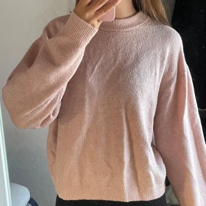 Ljusrosa stickad tröja  - Mysig ljusrosa stickad tröja från H&M i storlek S💗Kan förhandla om pris pga att den är lite nopprig 