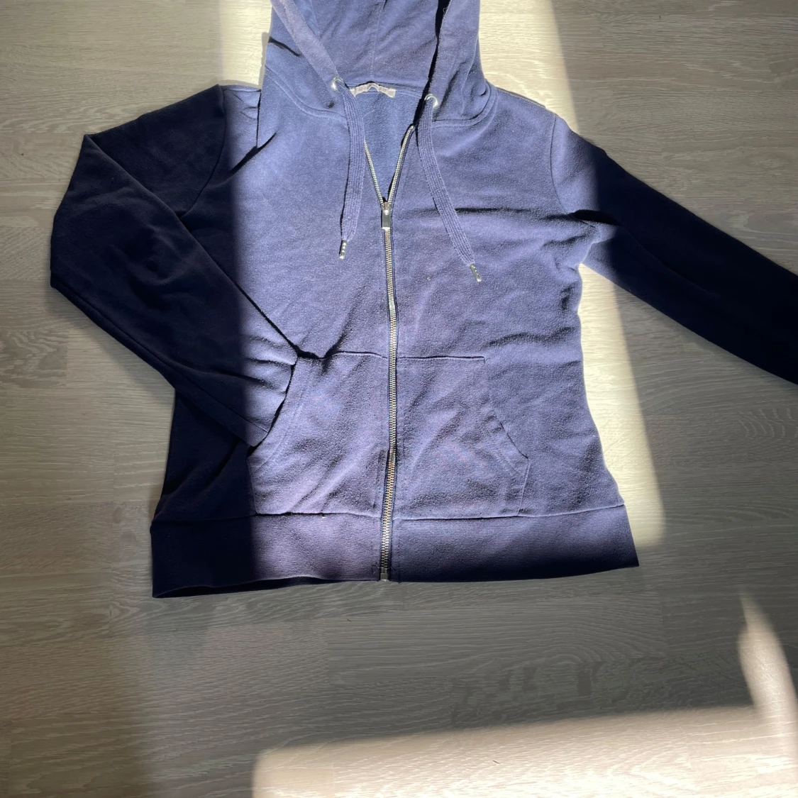 Mörkblå hoodie från Anna Field