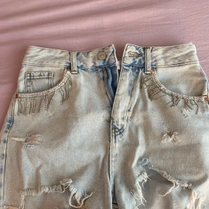 Jättefina shorts med glitter vid fickorna  - Stl 34/ vet inte helt men tror att det är XS, jätte stockholmstil och dem passar med mycket, bara andvända ett fåtal ggr💗💗💗 pratar gärna om pris #stockolmstil