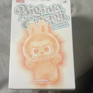 Biginto Energy - Upptäck söta och samlarvänliga figurer med olika teman som Love, Hope och Happiness! Perfekt för dig som gillar unika och färgglada karaktärer. Boxen är en blind box, så varje öppning är en överraskning. Passar dig som vill ha något gulligt och roligt i din samling.