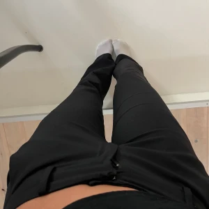 Lågmidjade kostymbyxor  - Säljer mina fina lågmidjade kostymbyxor från Bikbok! Modellen är VERA REGULAR och är i bootcut! 