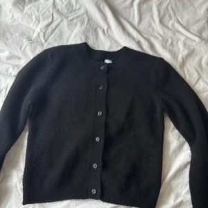 Stickad svart kofta  - Stickad svart kofta från hm, ganska kort men inte magtröja 🫶🏼
