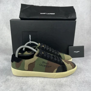 Saint Laurent court classic sneaker - – Condition: 10/10, brand new and never used  – What is included:  Dustbag, card & extra laces  – Retail price: 7000 + SEK