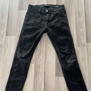 Replay Anbass - Säljer nu dessa replay anbass som jag köpte för ett tag sen då de inte passar längre, det är hyperflex modellen så stretchiga och sköna. Inga skador på de alls och har funkat toppen för mig så länge jag har haft de. Hör av er vid frågor eller ifall det behövs fler bilder! /Linus