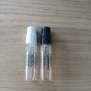 Chanel parfymprover Coco & No5 - Två små parfymprover från Chanel: Coco Mademoiselle med vit kork och No5 med svart kork. Båda i genomskinliga glasflaskor med sprayfunktion. Perfekt storlek för att testa dofterna eller ha med i väskan.