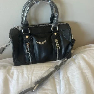 Zadig Voltaire väska - Jättefin Zadig Voltaire vädka som är köpt i en marknad i Spanien för ca 400kr (35€) inte andvänd alls så helt nyskick!