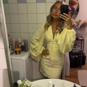 Florence dress - Säljer denna supersöta klänning från Adoore i storlek 32. Endast använd 1 gång så klänningen är i nyskick. 
