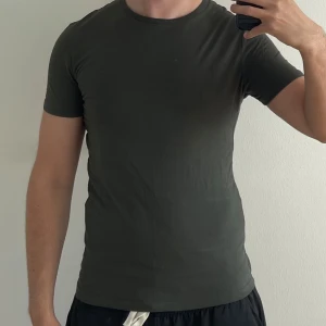T-shirt  - Mörkgrön t-shirt. Storlek S.