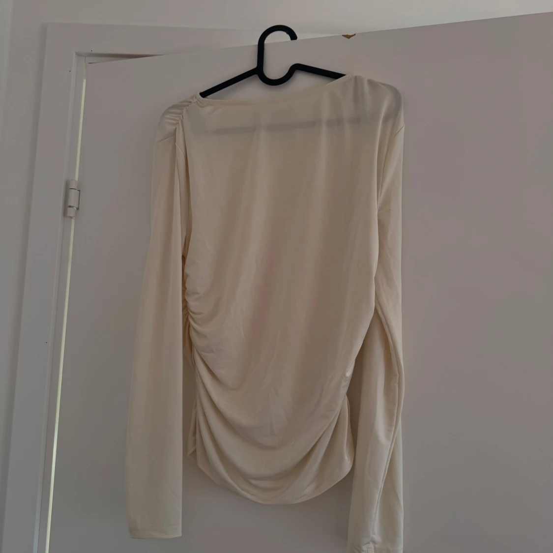 Krämvit långärmad topp från NA-KD