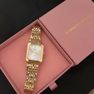 Dam klocka Går att justera bandet längden på omkretsen. - Nya oanvända Jättefin klocka som är aldrig använd.  Plasten är kvar och dessutom plomberad.