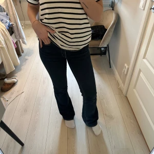 Mörkblå bootcut jeans - Säljer ett par mörkblå jeans med bootcut passform. Jeansen är midwaist och är tillverkade i ett stretchigt denimtyg som sitter as snyggt men är tyvärr för små för mig nu 🩷Köpte från Abrand Jeans för 1250kr.