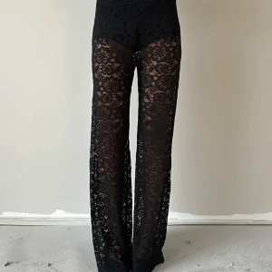 Spetsbyxor - Superfina spetsbyxor från design by si i modellen ”Marla”, som tyvärr inte kommer till användning. Finns små skavanker som att de är lite urtvättade o har två små hål🤍