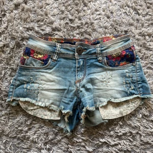 Lågmidjade shorts  - Lågmidjade shorts med massa söta detaljer! Midjemåttet är 33 cm tvärs över men shortsen är ganska stretchiga och passar även mig som vanligtvis brukar ha större💕