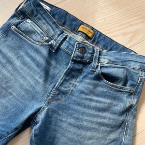 Blå jeans från Jack & Jones - Säljer ett par blå slim jeans från jack and jones, nästan aldrig använda, stl är  27/30. Nypris 899kr. Hör av er vid frågor